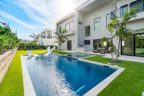 Sol Haus-Serene Coastal Retreat w/Pool/Rooftop/Gym