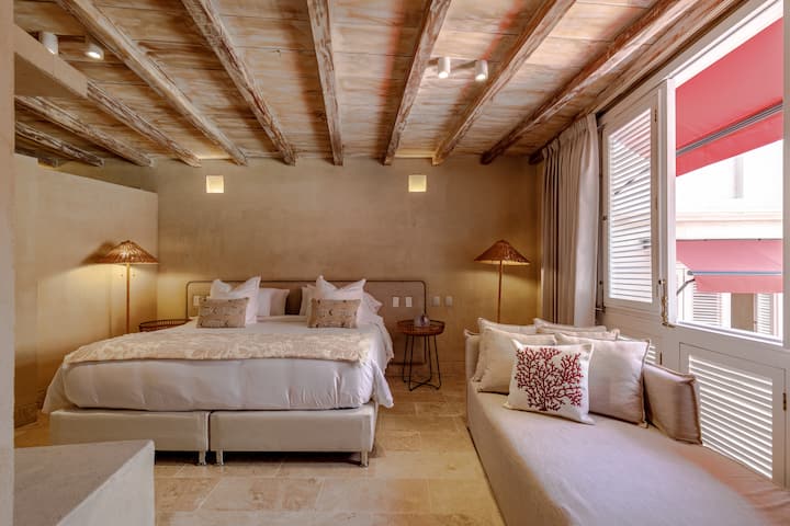 Krevati dopio "king" mund të ndahet në 2 krevate individualë.