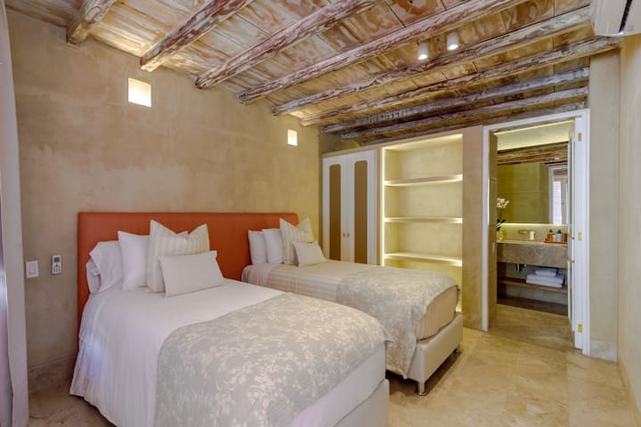 krevate individualë mund të bashkohen së bashku me mbulesa të veçanta për të formuar një krevat dopio "King". 