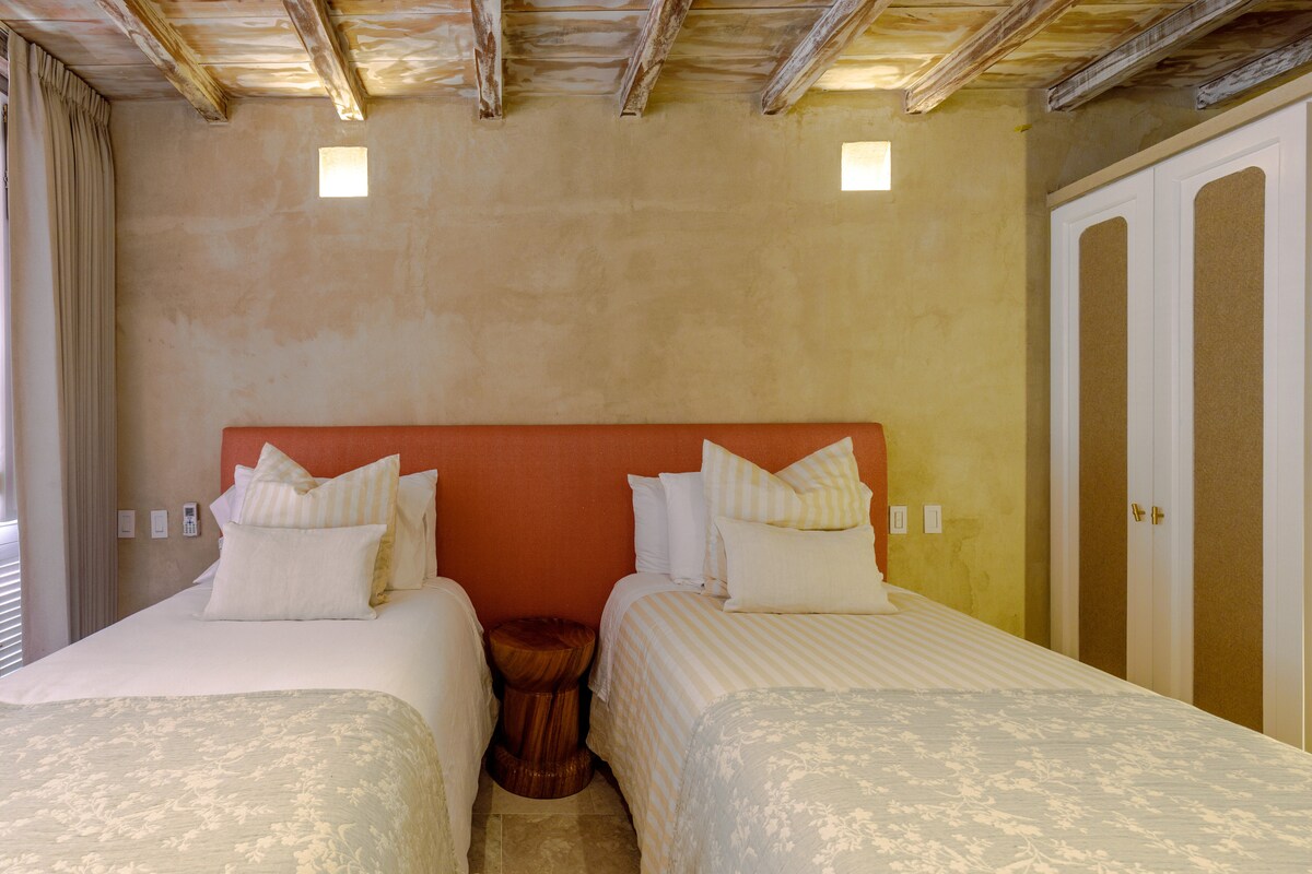 Jednotlivé lôžka je možné spojiť spolu so špeciálnymi prikrývkami a vytvoriť tak manželskú posteľ. 