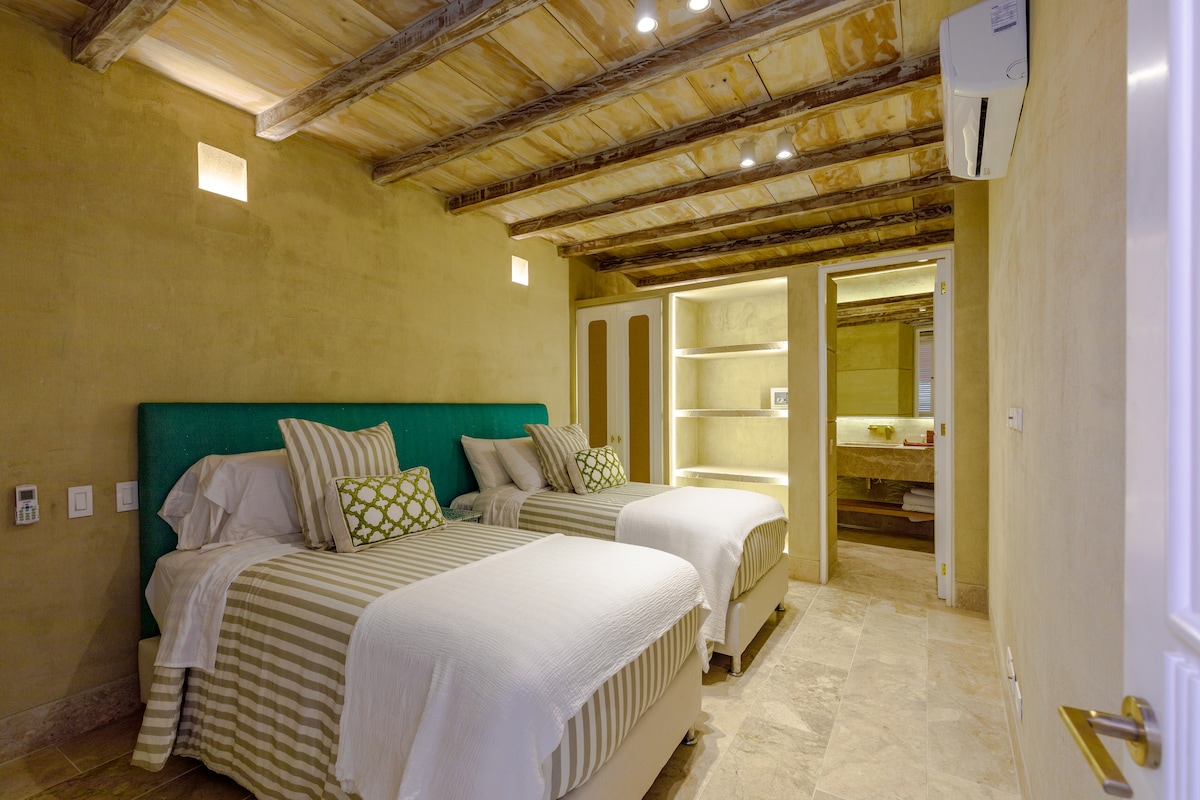 Postele je možné spojiť spolu so špeciálnymi prikrývkami a vytvoriť tak manželskú posteľ. 