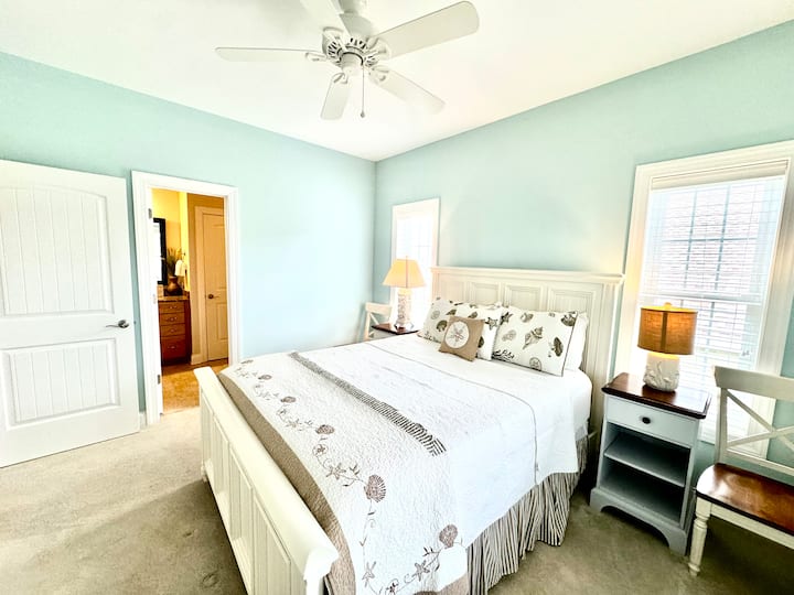 Camera da letto al piano superiore. La camera da letto 1 ha un letto matrimoniale e un bagno condiviso annesso.