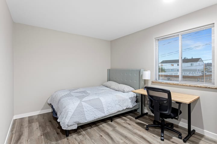 Брачен кревет (широк 150-179 см) со работна станица.