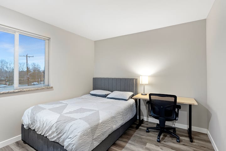 Брачна спална соба со работна станица.