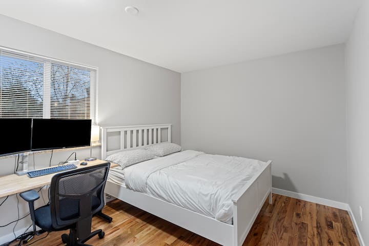 Брачна спална соба со работна станица. USBC приклучна станица! 