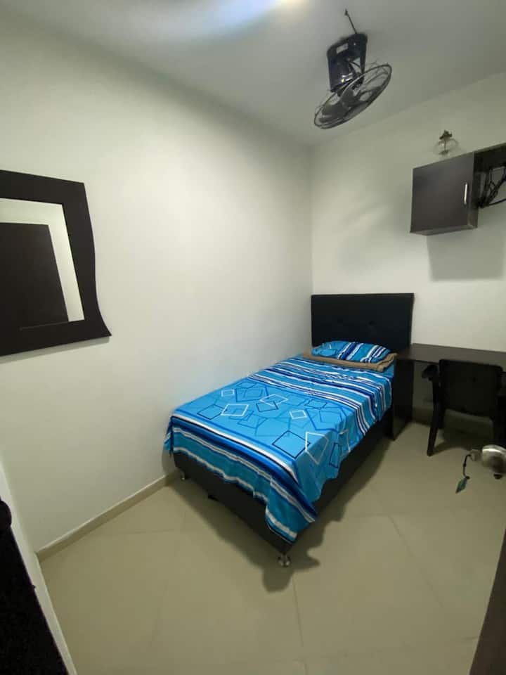 Krevet za jednu osobu s radnim stolom 