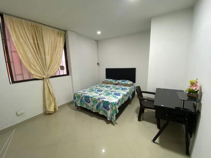 prostrana soba s radnim stolom i prirodnim svjetlom