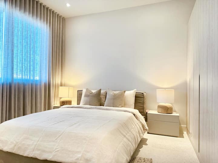 ಆರಾಮದಾಯಕ ರಾಣಿ ಹಾಸಿಗೆ, ಡಬಲ್ ನೈಟ್‌ಸ್ಟ್ಯಾಂಡ್‌ಗಳು ಮತ್ತು ವಿಶಾಲವಾದ ಅಂತರ್ನಿರ್ಮಿತ ಕ್ಲೋಸೆಟ್ ಹೊಂದಿರುವ ಎರಡನೇ ಗೆಸ್ಟ್ ಬೆಡ್‌ರೂಮ್.