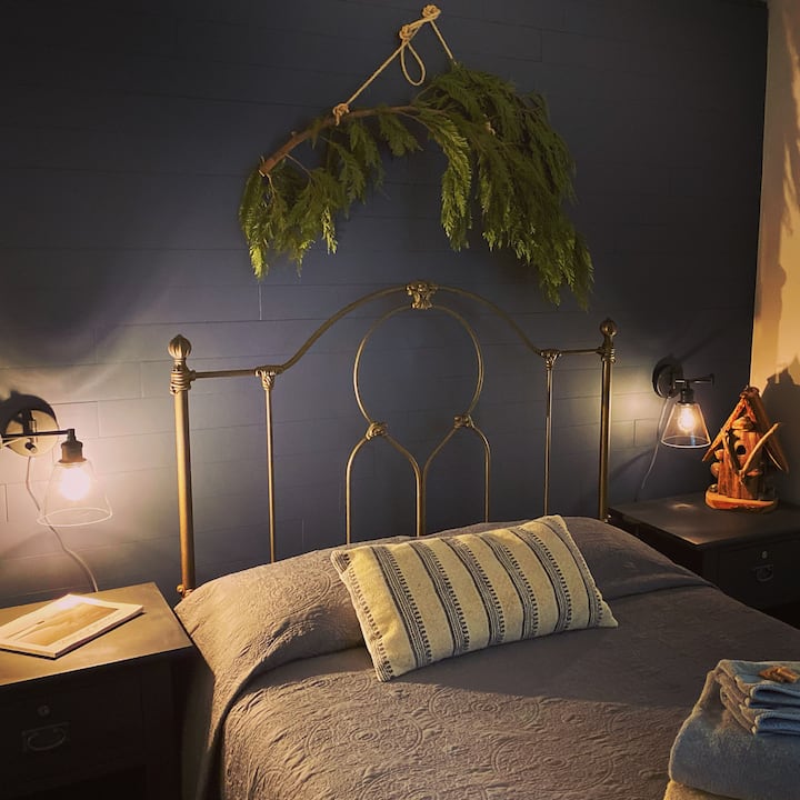 El dormitorio tiene una cama doble, vestidor y armario completo.