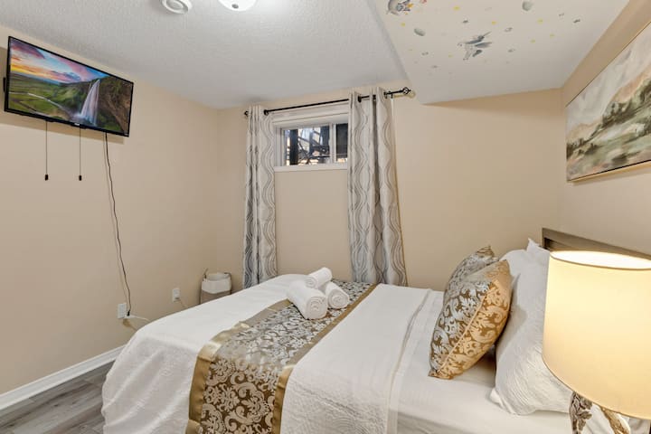 Пензионирајте се и подмладете се во оваа мирна соба, со 42-инчен телевизор за забава. 