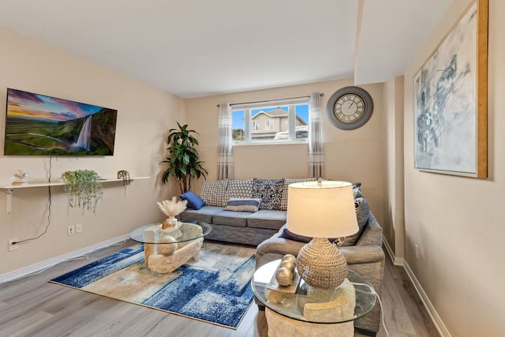 Опуштете се во нашата софистицирана дневна соба, со книги и материјали за читање за удобно одморалиште. Уживајте во извонредниот звук на нашиот најсовремен звучен систем и волшебната забава на нашиот 70-инчен телевизор.