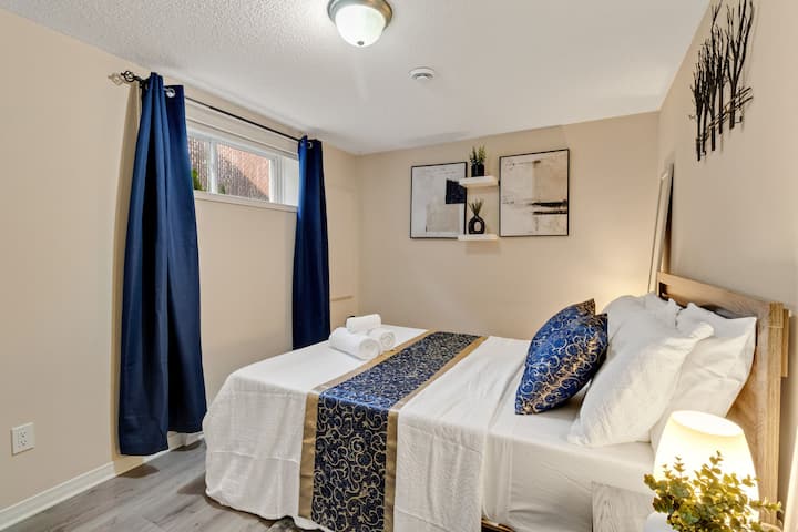 Опуштете се во ова удобно место за одмор, со греење и клима уред за удобност и брачен кревет украсен со луксузна постелнина.