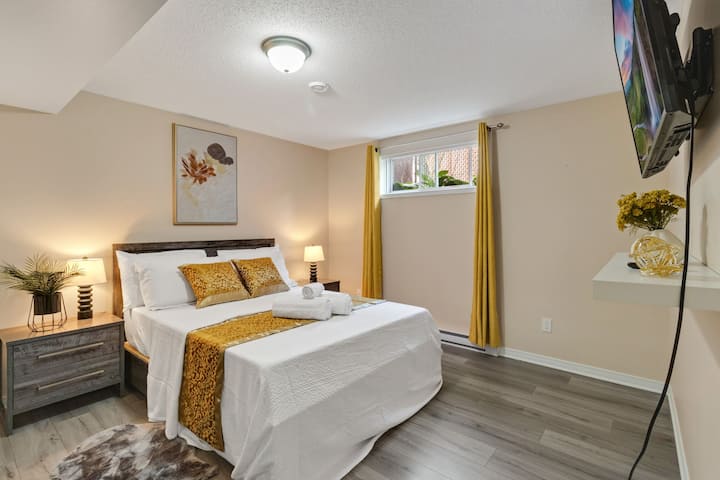 Опуштете се со стил во нашата пространа главна соба, со неверојатен 52-инчен телевизор, греење и клима уред за бескрајни опции за забава. 