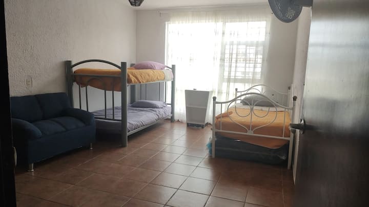 ოთხი ერთადგილიანი საწოლი და საძინებელში აბაზანა‑ტუალეტი 