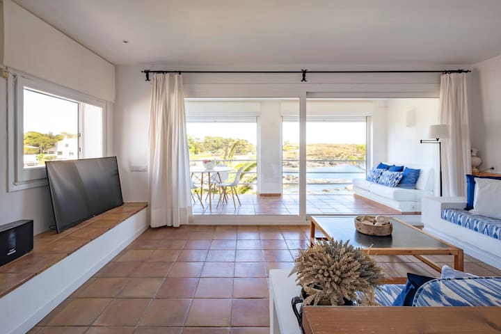 Sea front house with terrace in Cadaqués