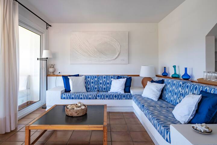 Sea front house with terrace in Cadaqués gallery image 3