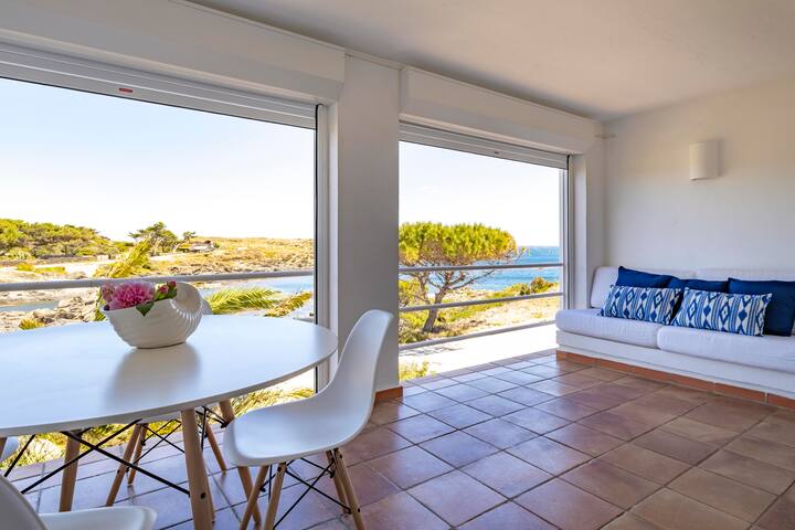 Sea front house with terrace in Cadaqués gallery image 2