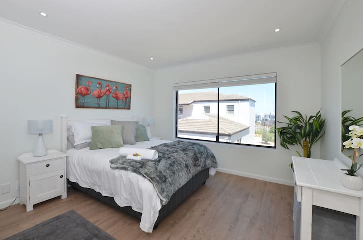 sandytoes@bigbay gallery image 2