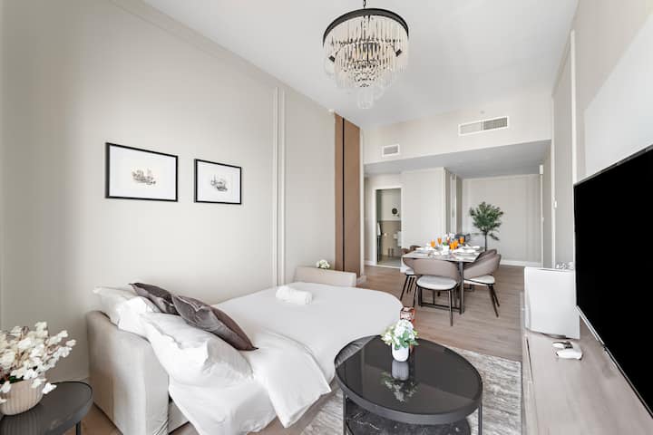 Dnevni boravak: elegantan prostor sa šik uređenjem, savršen za opuštanje ili druženje s prijateljima!