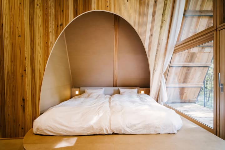 مساحة سرير مع سريرين شبه مزدوجين