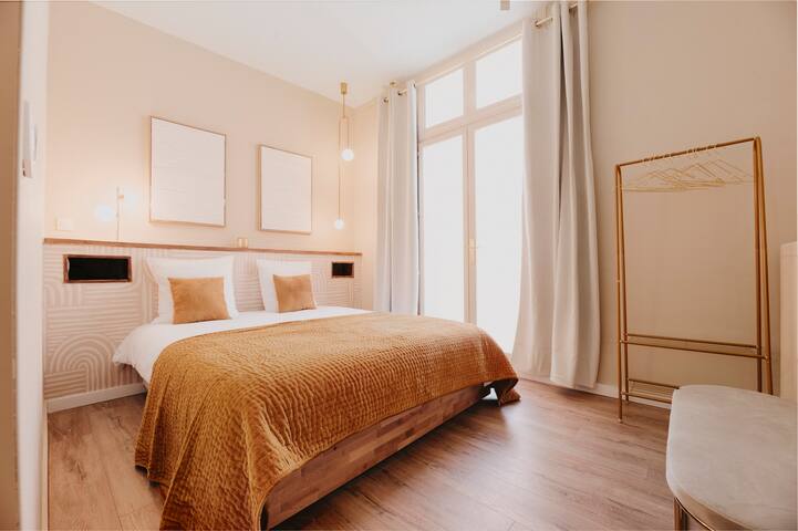 Central 2BR | Free Parking, Netflix & Fast Wi-Fi gallery image 2