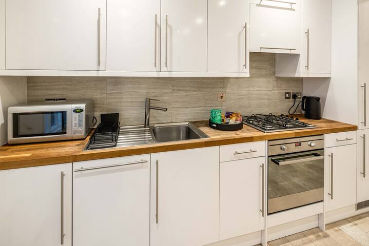 -Air Con- 3BD Mews House – Kensington Palace! gallery image 5