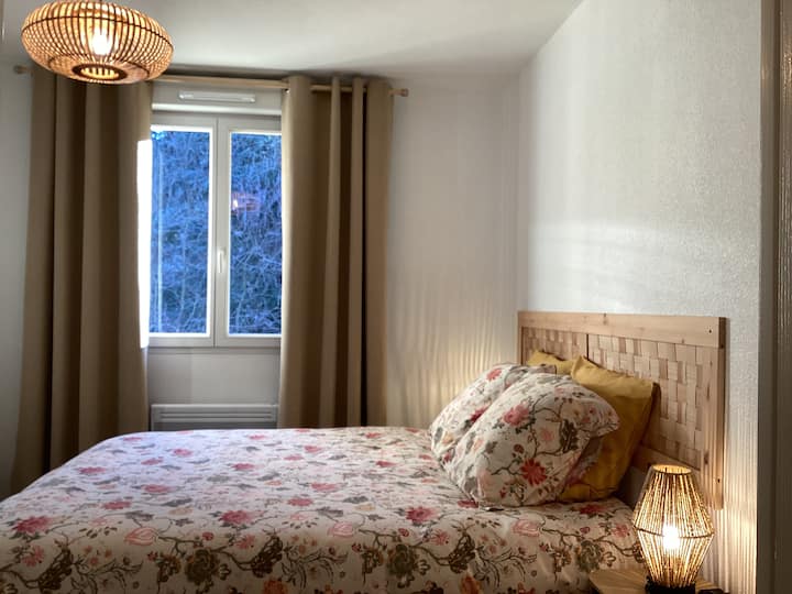 Habitación con persianas,ropa de cama de marca,colchón 160, almacenamiento, perchas ,cuna con colchón disponible 