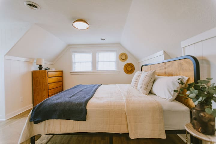 Chambre #3 l 2e étage l Lit King Size Linge de lit inclus l Serviettes incluses l Pas de télévision