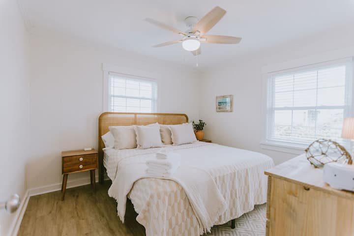 Chambre #1 l 1er étage l Lit King Size Linge de lit inclus l Serviettes incluses l Pas de télévision