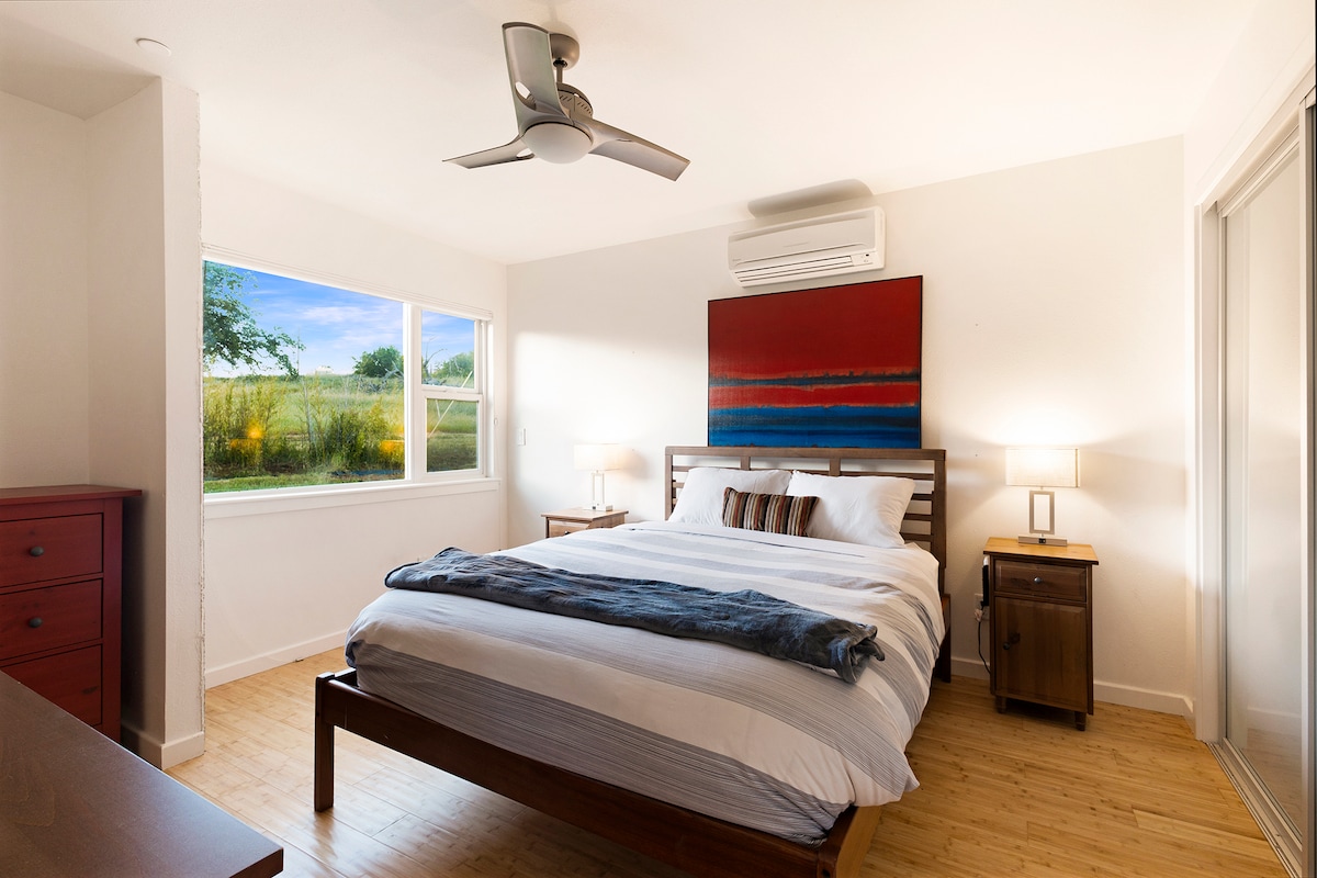 ¡Puedes relajarte en la cama queen! Esta habitación cuenta con un control remoto para la televisión y el control del clima, lo que garantiza que satisfagan tus necesidades de comodidad únicas.