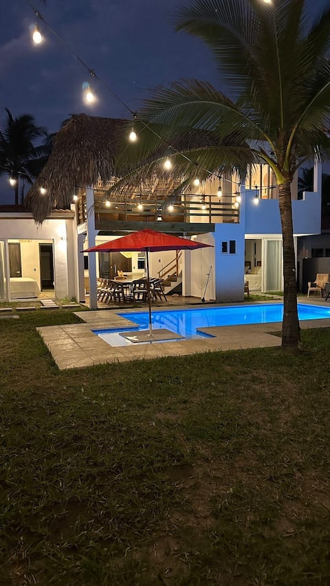 Casa Bella, Front Row