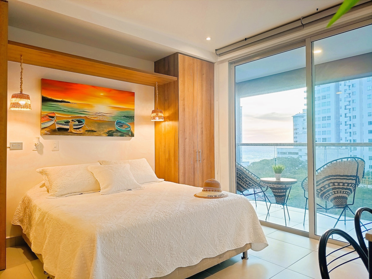 Ორადგილიანი საწოლი, აივნის ხედით, უშაქრო და ეკრანის ხედვით, კეთილმოწყობილი აივანი ოკეანის ხედით.