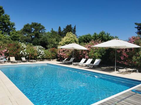 Air-conditioned farmhouse heated pool near the Alpilles