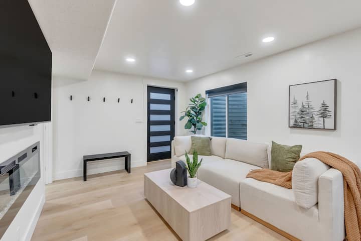 Modern Luxeden W/ Private Hot Tub + Fenced Yard - Saratoga Springs, UT