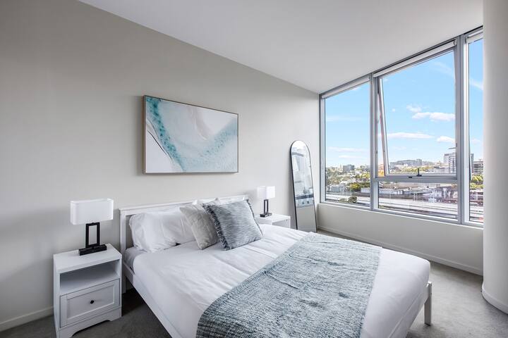 Waterfront View Vintage Escape 3BR Pool, Sauna,Gym gallery image 2