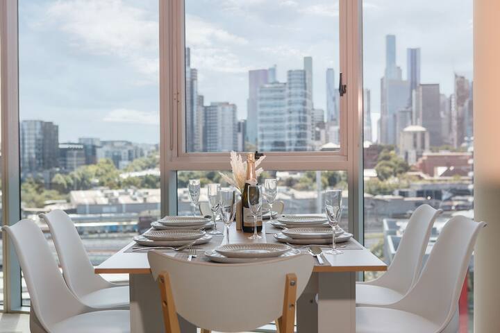 Waterfront View Vintage Escape 3BR Pool, Sauna,Gym gallery image 4