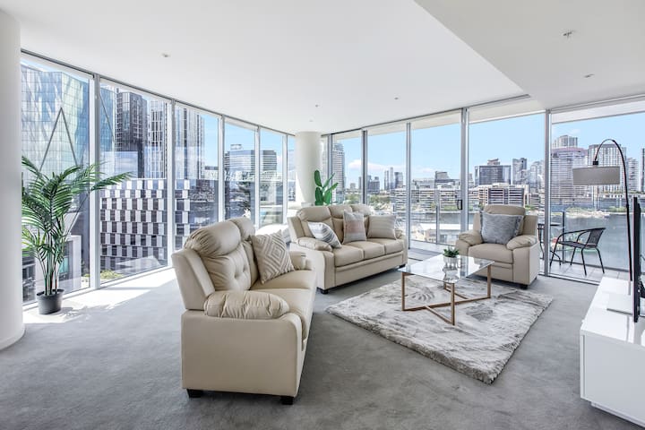 Waterfront View Vintage Escape 3BR Pool, Sauna,Gym