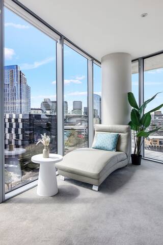 Waterfront View Vintage Escape 3BR Pool, Sauna,Gym gallery image 3