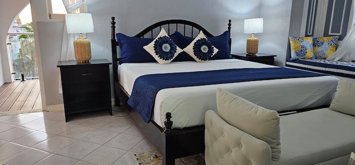 Голяма спалня със собствен балкон с изглед към басейна и морето!