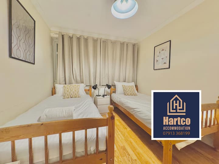 Hartco Accommodation - Walsall - 4 dormitorios, 7 camas separadas, 2 baños, televisores inteligentes en todas las habitaciones, mesa de billar, entrada privada para 2 autos/furgonetas, wifi superrápido. Descuentos para estancias largas.
