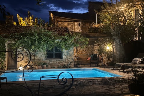 Large AC family home, sleeps 8, pool