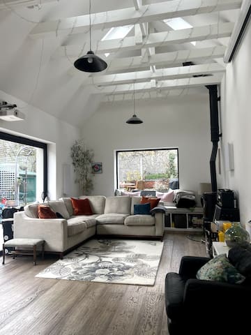 Spacious family home in Redland gallery image 2