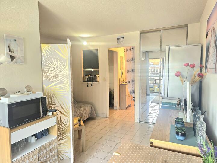 Salon Lumineux avec air conditioner pour manger et regarder la tv