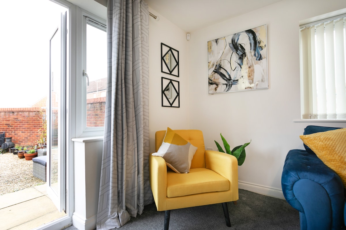 Top Airbnb: Contractor-Friendly Home | Sleeps 7 | Free Parking in Quedgeley