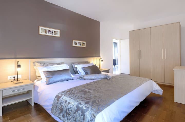 Спална соба 2 со двоен кревет, биро и телевизор