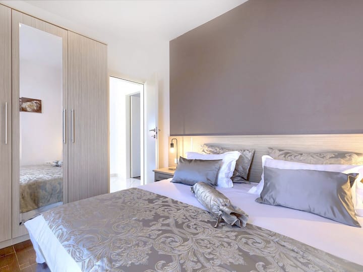 Спална соба 1 со двоен кревет и гардероба со огледало 