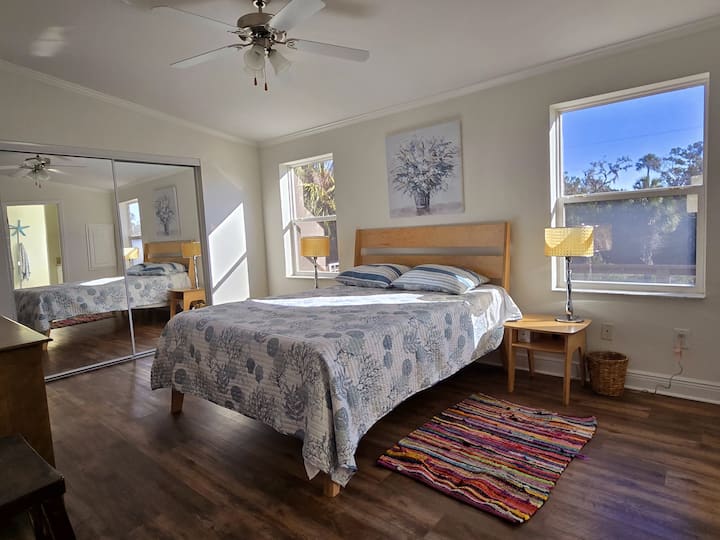 בחדר השינה הראשי יש מזרן קווין סייז, שידה, ארון ושידות לילה.