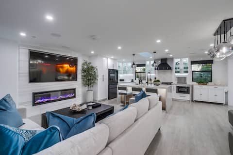 Top Airbnb: NEW Luxury 7 Bedroom/9 Bath Home-5,000 SQ FT in College Area