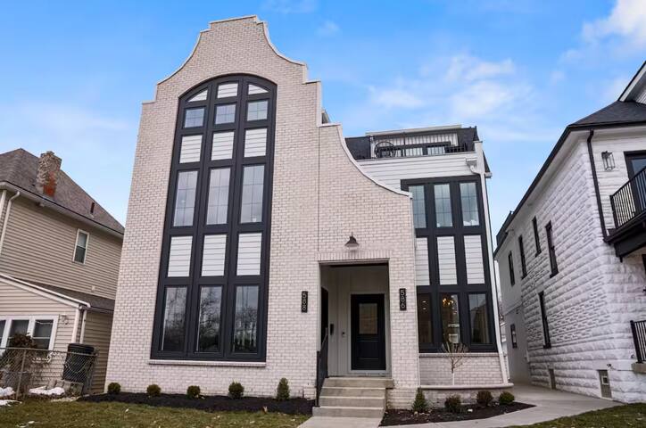 Newer Build- Luxury Spacious Home- 3 Living rooms