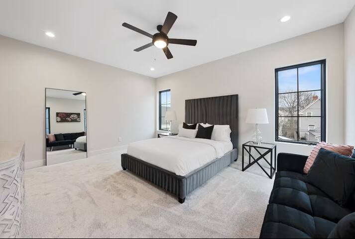 Newer Build- Luxury Spacious Home- 3 Living rooms gallery image 3